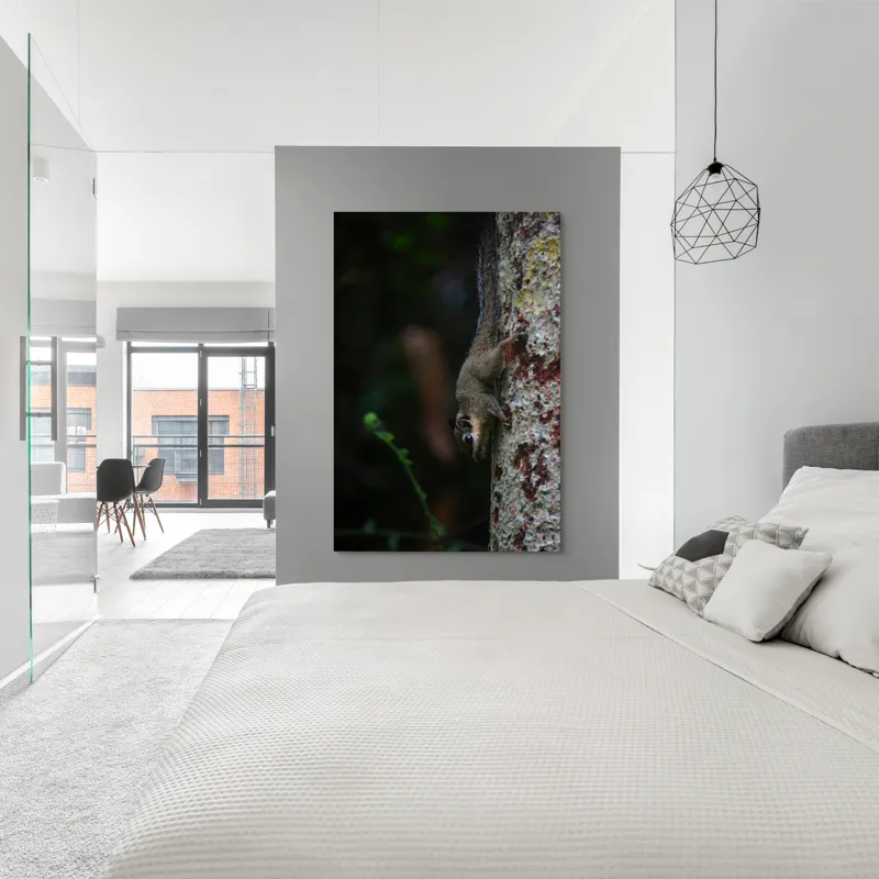 Tablou Canvas, "Veverița agilă pe trunchiul copacului", Veveriță, Copac, Natură, Culoare, Verde, Lumină, Blană, Aventura, Agilitate, Echilibru, Frunziș, Trepidație, Natural, Observare, Curiozitate, 100 x 150 cm – poza 5