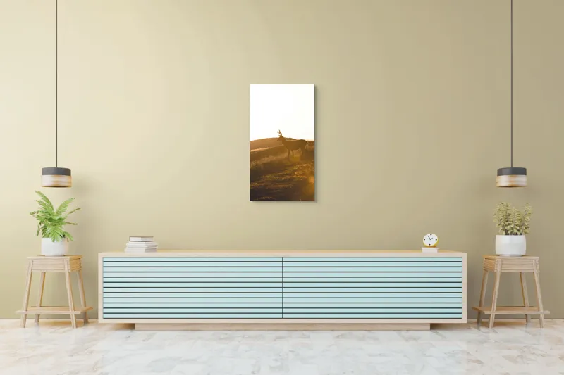 Tablou Canvas, "Cerbul în lumina apusului blând", Siluetă, Cerb, Amurg, Peisaj, Coline, Aur, Soare, Natură, 50 x 90 cm – poza 6