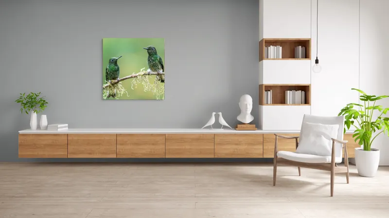 Tablou Canvas, "Colibri pe creanga acoperită de mușchi", Păsări, Colibri, Verde, Ramură, Natură, Penaj, Delicateţe., 100 x 100 cm – poza 8