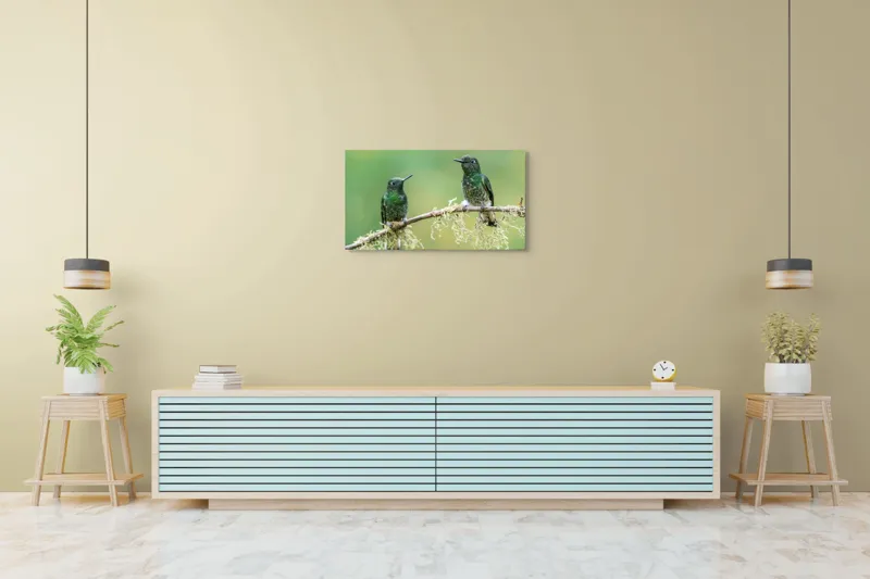Tablou Canvas, "Colibri pe creanga acoperită de mușchi", Păsări, Colibri, Verde, Ramură, Natură, Penaj, Delicateţe., 90 x 50 cm – poza 5