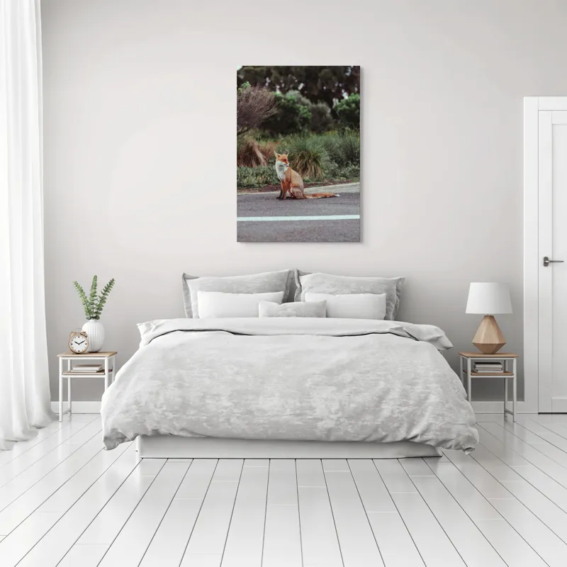 Tablou Canvas, "Vulpea la marginea drumului pădurii", Vulpe, Drum, Natura, Vegetatie, Cer, Blana, Coada, 70 x 100 cm – poza 3