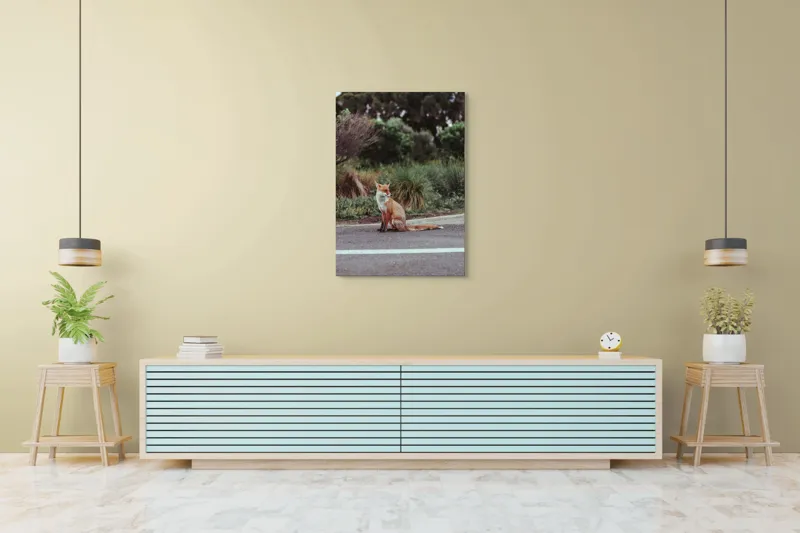 Tablou Canvas, "Vulpea la marginea drumului pădurii", Vulpe, Drum, Natura, Vegetatie, Cer, Blana, Coada, 70 x 100 cm – poza 5