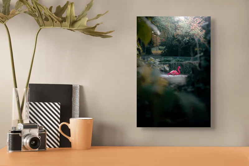 Tablou Canvas, "Flamingo roz în pădurea de toamnă", Flamingo, Roz, Pădure, Apă, Reflexii, Lumină, Frunze, Toamnă, Tranquilitate, Natură, 26 x 39 cm – poza 3