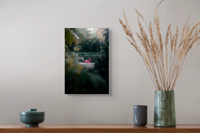 Tablou Canvas, "Flamingo roz în pădurea de toamnă", Flamingo, Roz, Pădure, Apă, Reflexii, Lumină, Frunze, Toamnă, Tranquilitate, Natură, 26 x 39 cm – poza 5