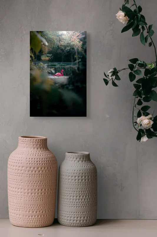 Tablou Canvas, "Flamingo roz în pădurea de toamnă", Flamingo, Roz, Pădure, Apă, Reflexii, Lumină, Frunze, Toamnă, Tranquilitate, Natură, 26 x 39 cm – poza 6