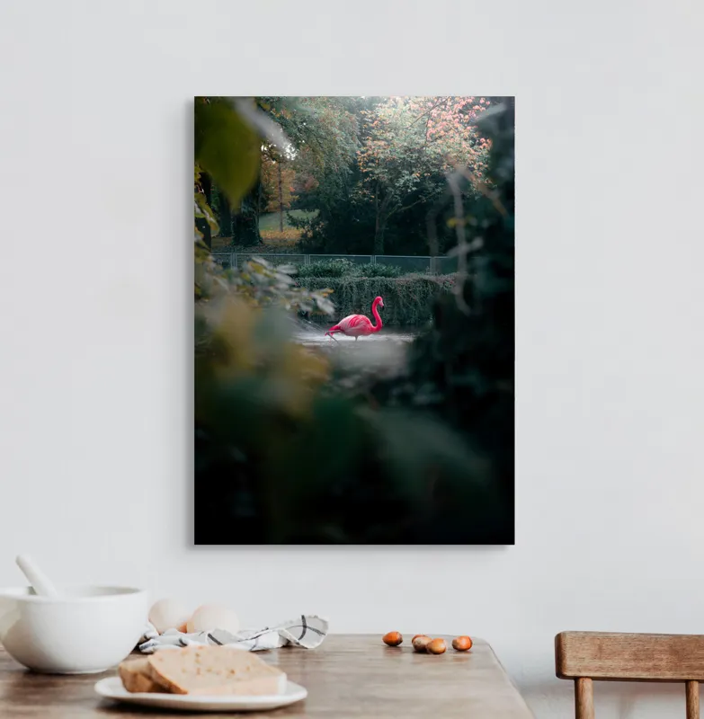 Tablou Canvas, "Flamingo roz în pădurea de toamnă", Flamingo, Roz, Pădure, Apă, Reflexii, Lumină, Frunze, Toamnă, Tranquilitate, Natură, 50 x 70 cm – poza 3