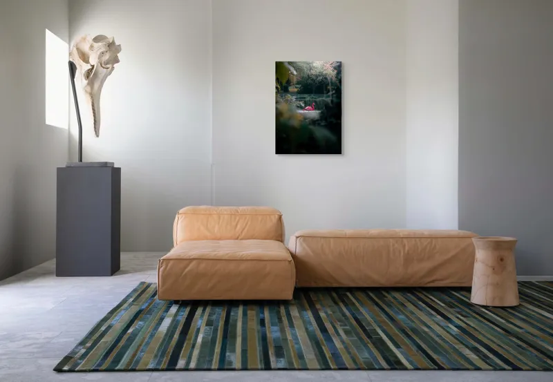 Tablou Canvas, "Flamingo roz în pădurea de toamnă", Flamingo, Roz, Pădure, Apă, Reflexii, Lumină, Frunze, Toamnă, Tranquilitate, Natură, 50 x 70 cm – poza 7