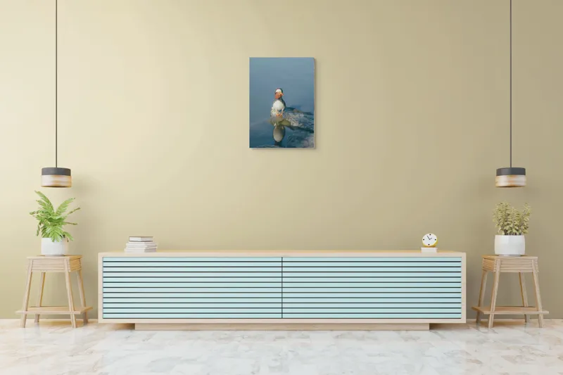 Tablou Canvas, "Rătăcind pe malul apei liniștite", Rață, Mandarină, Reflecție, Apă, Stânci, Calm, Natură, Frumusețe, Penaj, Singurătate, 50 x 70 cm – poza 6