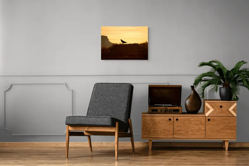 Tablou Canvas, "Corbul la apus în deșertul roșu", Corb, Siluetă, Apus, Peisaj, Deșert, Munți, Cer, Lumină, Umbre, Natură., 70 x 50 cm – poza 4
