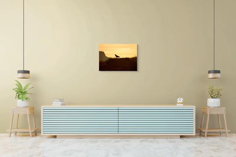 Tablou Canvas, "Corbul la apus în deșertul roșu", Corb, Siluetă, Apus, Peisaj, Deșert, Munți, Cer, Lumină, Umbre, Natură., 70 x 50 cm – poza 7