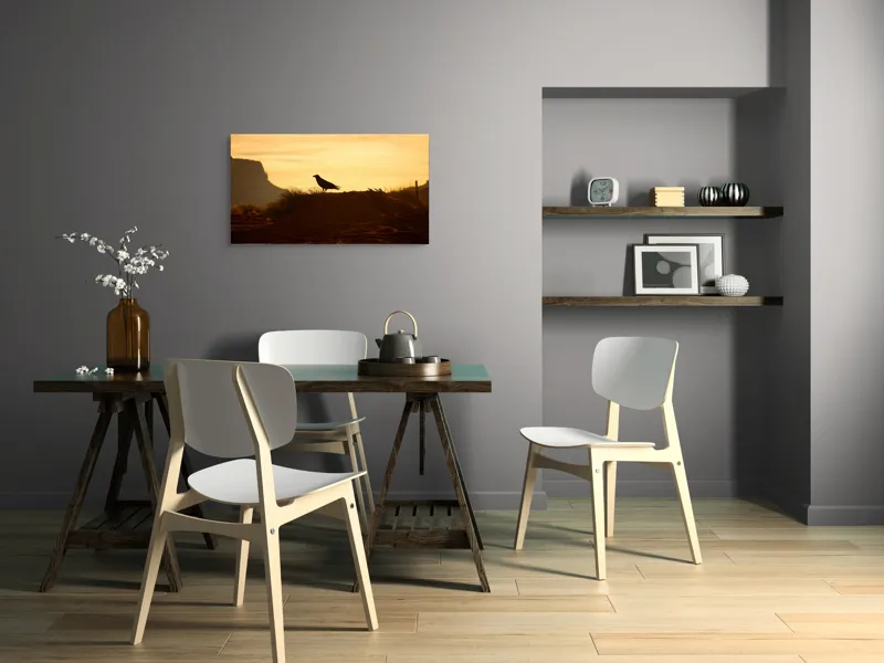 Tablou Canvas, "Corbul la apus în deșertul roșu", Corb, Siluetă, Apus, Peisaj, Deșert, Munți, Cer, Lumină, Umbre, Natură., 90 x 50 cm – poza 3