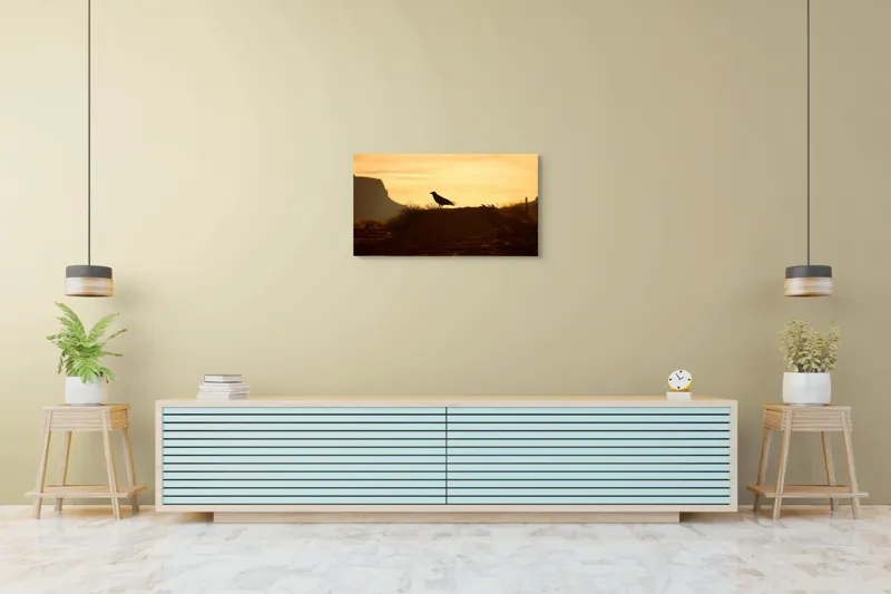 Tablou Canvas, "Corbul la apus în deșertul roșu", Corb, Siluetă, Apus, Peisaj, Deșert, Munți, Cer, Lumină, Umbre, Natură., 90 x 50 cm – poza 5