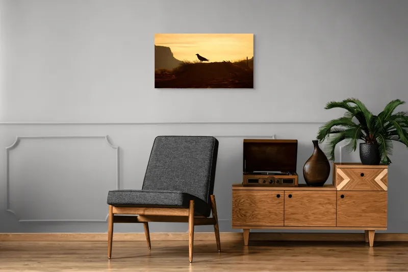 Tablou Canvas, "Corbul la apus în deșertul roșu", Corb, Siluetă, Apus, Peisaj, Deșert, Munți, Cer, Lumină, Umbre, Natură., 90 x 50 cm – poza 6