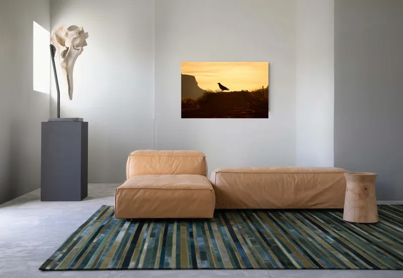 Tablou Canvas, "Corbul la apus în deșertul roșu", Corb, Siluetă, Apus, Peisaj, Deșert, Munți, Cer, Lumină, Umbre, Natură., 90 x 50 cm – poza 8