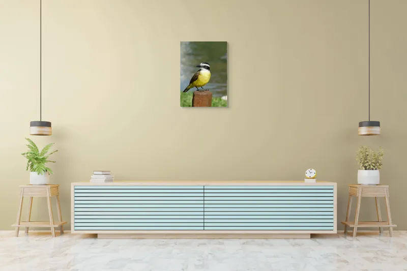 Tablou Canvas, "Pitulicea pe stâlpul de lemn", Pasăre, Galben, Maro, Negru, Alb, Aripioare, Cioc, Verde, Apă, 50 x 70 cm – poza 6