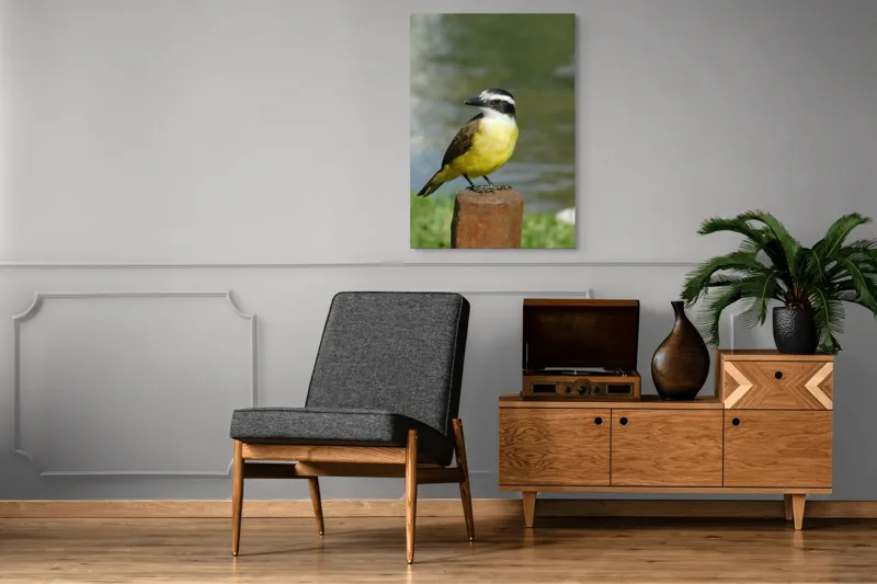 Tablou Canvas, "Pitulicea pe stâlpul de lemn", Pasăre, Galben, Maro, Negru, Alb, Aripioare, Cioc, Verde, Apă, 70 x 100 cm – poza 6