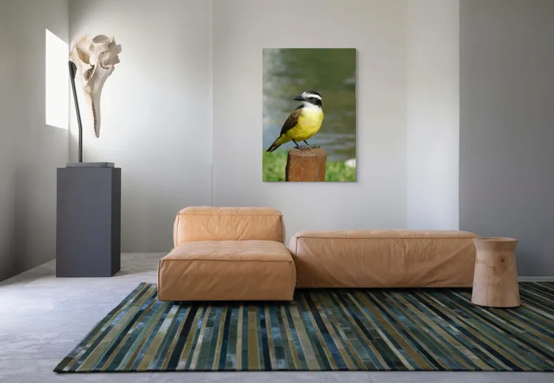 Tablou Canvas, "Pitulicea pe stâlpul de lemn", Pasăre, Galben, Maro, Negru, Alb, Aripioare, Cioc, Verde, Apă, 70 x 100 cm – poza 7