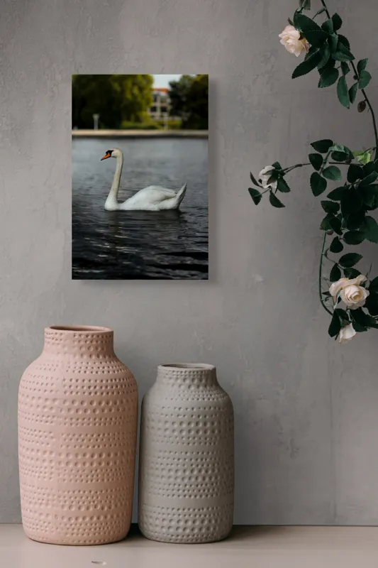 Tablou Canvas, "Grația lebedei pe lacul liniștit", Lebădă, Apă, Grație, Eleganță, Natură, Reflecție, Serenitate, Plumaj, Contrast, Peisaj., 26 x 39 cm – poza 6