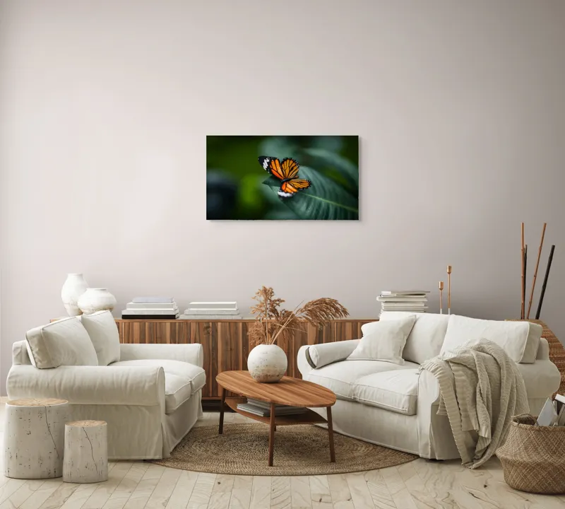 Tablou Canvas, "Fluturele pe frunze verzi lucioase", Fluture, Portocaliu, Delicat, Frunze, Natură, Aripioare, Contrast, Grădină, Viu, Detaliu, 90 x 50 cm – poza 4