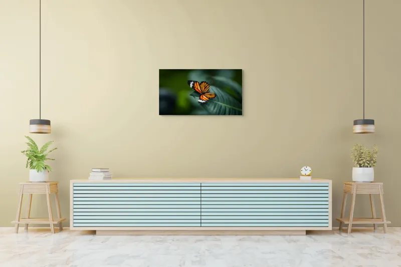 Tablou Canvas, "Fluturele pe frunze verzi lucioase", Fluture, Portocaliu, Delicat, Frunze, Natură, Aripioare, Contrast, Grădină, Viu, Detaliu, 90 x 50 cm – poza 5