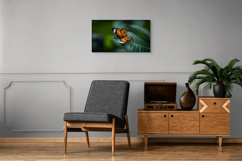 Tablou Canvas, "Fluturele pe frunze verzi lucioase", Fluture, Portocaliu, Delicat, Frunze, Natură, Aripioare, Contrast, Grădină, Viu, Detaliu, 90 x 50 cm – poza 6