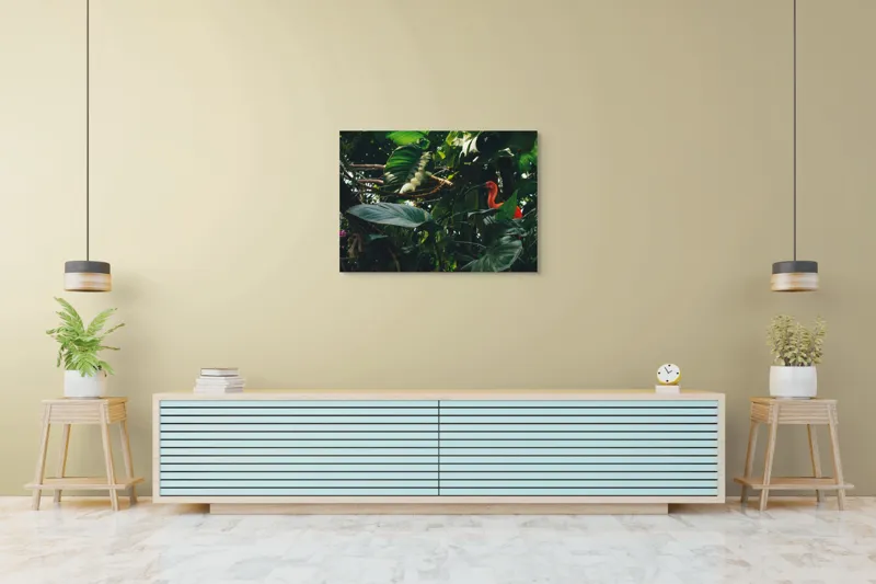 Tablou Canvas, "Pasăre roșie în jungla verde", Scarlat, Lumină, Frunze, Tropical, Păsare, Verde, Junglă, Umbră, 100 x 70 cm – poza 4
