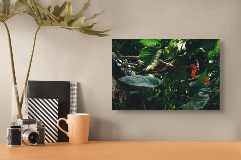 Tablou Canvas, "Pasăre roșie în jungla verde", Scarlat, Lumină, Frunze, Tropical, Păsare, Verde, Junglă, Umbră, 39 x 26 cm – poza 3