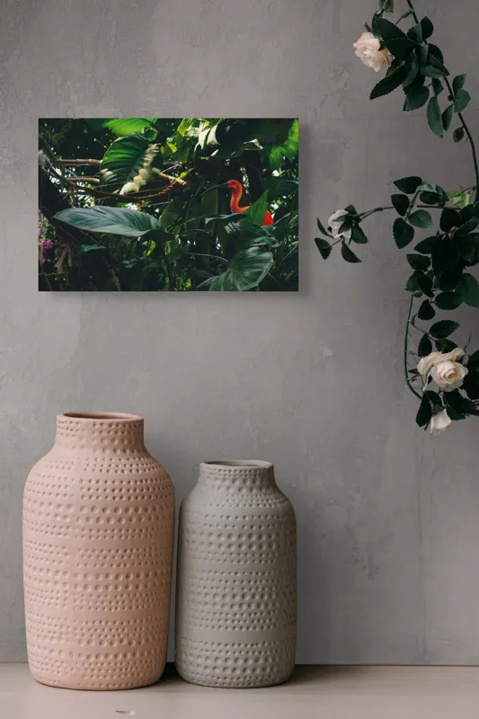 Tablou Canvas, "Pasăre roșie în jungla verde", Scarlat, Lumină, Frunze, Tropical, Păsare, Verde, Junglă, Umbră, 39 x 26 cm – poza 4
