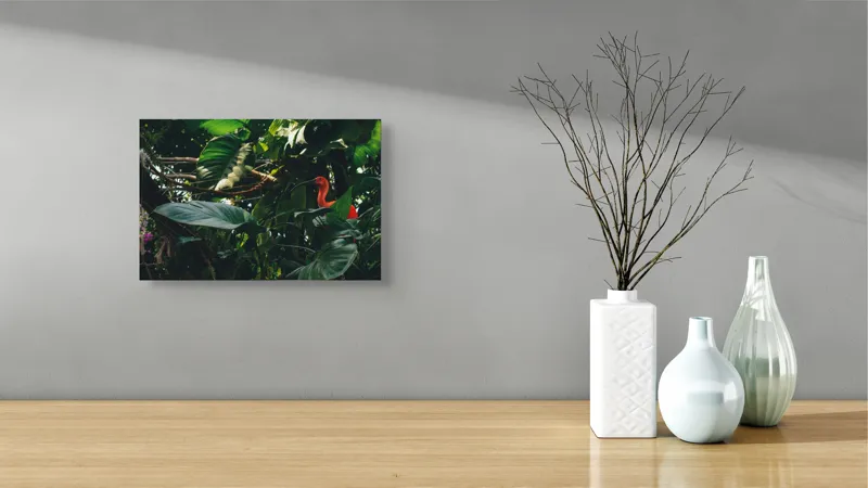 Tablou Canvas, "Pasăre roșie în jungla verde", Scarlat, Lumină, Frunze, Tropical, Păsare, Verde, Junglă, Umbră, 39 x 26 cm – poza 8