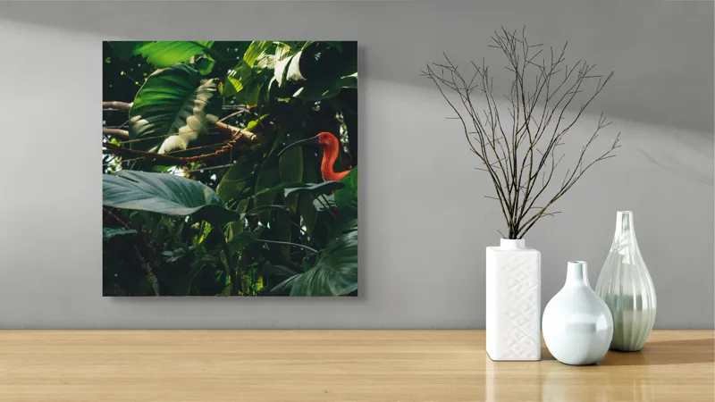 Tablou Canvas, "Pasăre roșie în jungla verde", Scarlat, Lumină, Frunze, Tropical, Păsare, Verde, Junglă, Umbră, 50 x 50 cm – poza 3