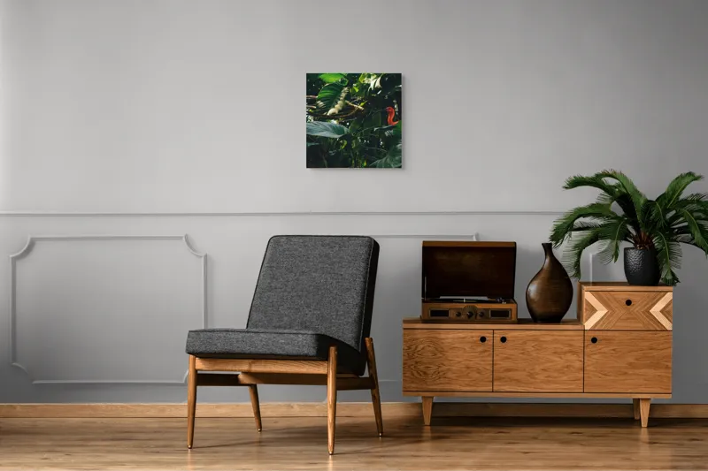 Tablou Canvas, "Pasăre roșie în jungla verde", Scarlat, Lumină, Frunze, Tropical, Păsare, Verde, Junglă, Umbră, 50 x 50 cm – poza 6