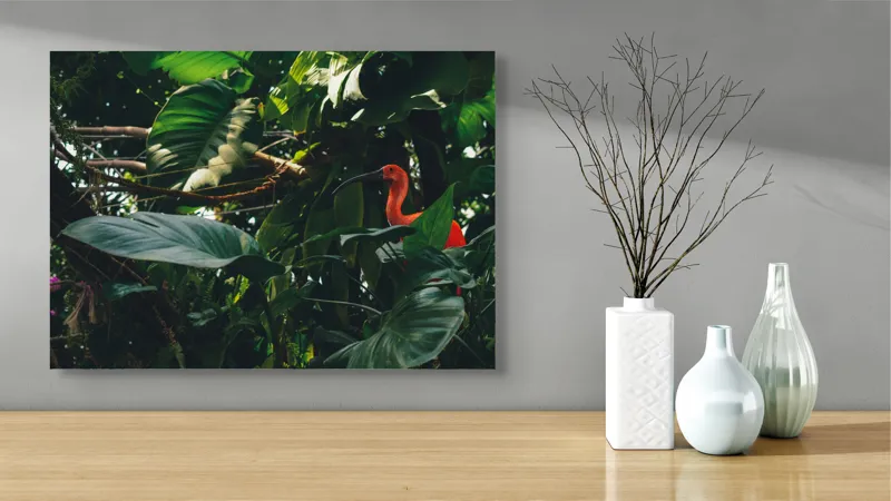 Tablou Canvas, "Pasăre roșie în jungla verde", Scarlat, Lumină, Frunze, Tropical, Păsare, Verde, Junglă, Umbră, 70 x 50 cm – poza 3