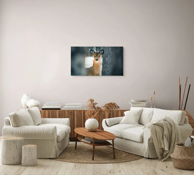 Tablou Canvas, "Căprioara în pădurea înzăpezită", Căprioară, Pădure, Zăpadă, Iarnă, Privire, Blană, Natură, Calmitate, 90 x 50 cm – poza 4