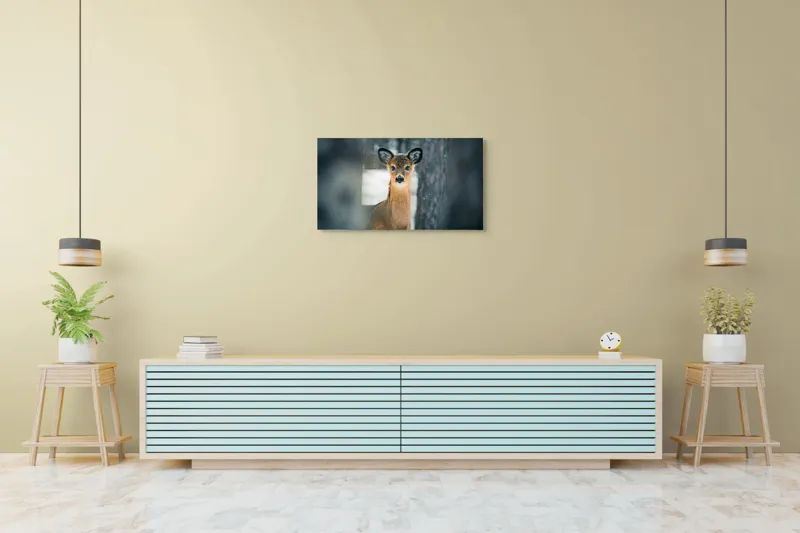 Tablou Canvas, "Căprioara în pădurea înzăpezită", Căprioară, Pădure, Zăpadă, Iarnă, Privire, Blană, Natură, Calmitate, 90 x 50 cm – poza 5