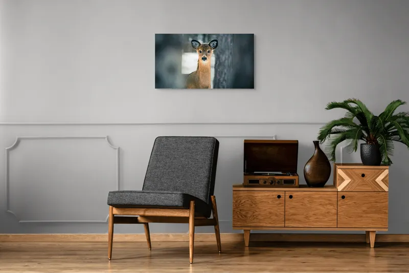 Tablou Canvas, "Căprioara în pădurea înzăpezită", Căprioară, Pădure, Zăpadă, Iarnă, Privire, Blană, Natură, Calmitate, 90 x 50 cm – poza 6