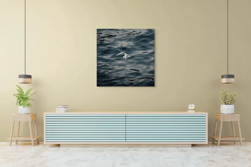 Tablou Canvas, "Zborul păsării peste valuri albastre", Pasăre, Zbor, Apă, Reflecții, Libertate, Serenitate, Natură, 100 x 100 cm – poza 5