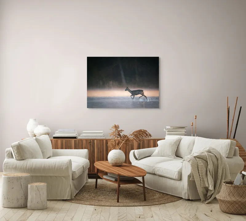 Tablou Canvas, "Căprioară traversând lacul dimineața", Cerb, Apă, Ceață, Pădure, Lumină, Reflexie, Atmosferic, Natură, 100 x 70 cm – poza 3