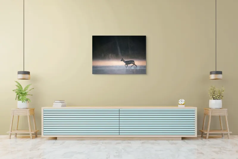 Tablou Canvas, "Căprioară traversând lacul dimineața", Cerb, Apă, Ceață, Pădure, Lumină, Reflexie, Atmosferic, Natură, 100 x 70 cm – poza 4