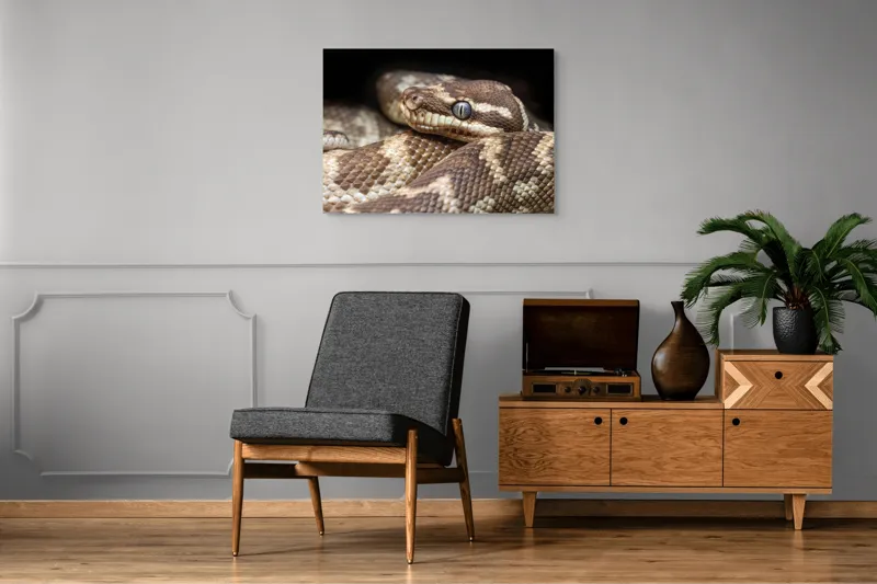 Tablou Canvas, "Sarpele printre umbre și texturi", Șarpe, Privire, Solzi, Textură, Reptilă, Natură, Detaliu, Ochi, Culoare, Model, 100 x 70 cm – poza 8