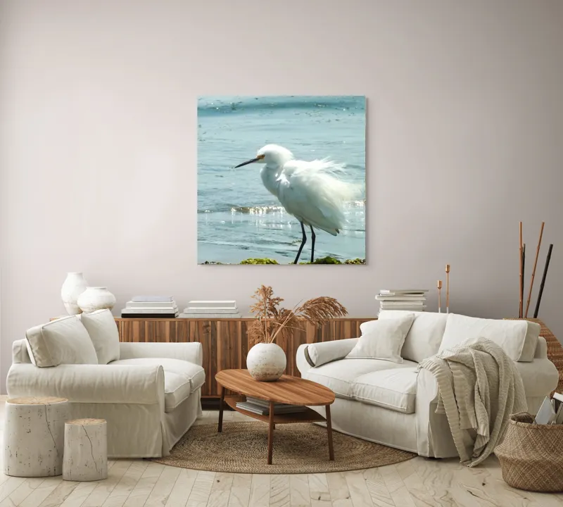 Tablou Canvas, "Egreta pe malul mării albastre", Pasăre, Plajă, Apă, Valuri, Alge, Reflecții, Pene, Bețele, Ocean, Lumină, 100 x 100 cm – poza 3