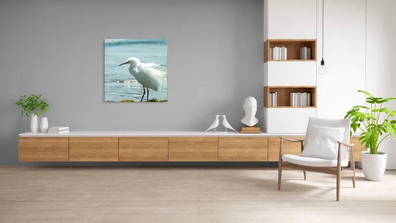 Tablou Canvas, "Egreta pe malul mării albastre", Pasăre, Plajă, Apă, Valuri, Alge, Reflecții, Pene, Bețele, Ocean, Lumină, 100 x 100 cm – poza 8