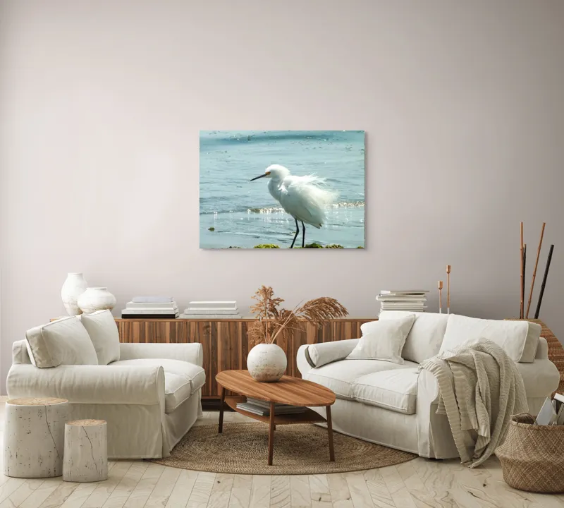Tablou Canvas, "Egreta pe malul mării albastre", Pasăre, Plajă, Apă, Valuri, Alge, Reflecții, Pene, Bețele, Ocean, Lumină, 100 x 70 cm – poza 3