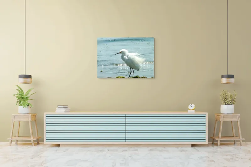 Tablou Canvas, "Egreta pe malul mării albastre", Pasăre, Plajă, Apă, Valuri, Alge, Reflecții, Pene, Bețele, Ocean, Lumină, 100 x 70 cm – poza 4