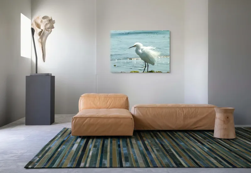 Tablou Canvas, "Egreta pe malul mării albastre", Pasăre, Plajă, Apă, Valuri, Alge, Reflecții, Pene, Bețele, Ocean, Lumină, 100 x 70 cm – poza 7