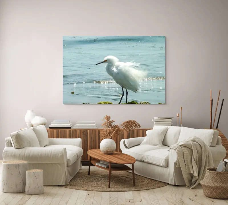 Tablou Canvas, "Egreta pe malul mării albastre", Pasăre, Plajă, Apă, Valuri, Alge, Reflecții, Pene, Bețele, Ocean, Lumină, 150 x 100 cm – poza 3