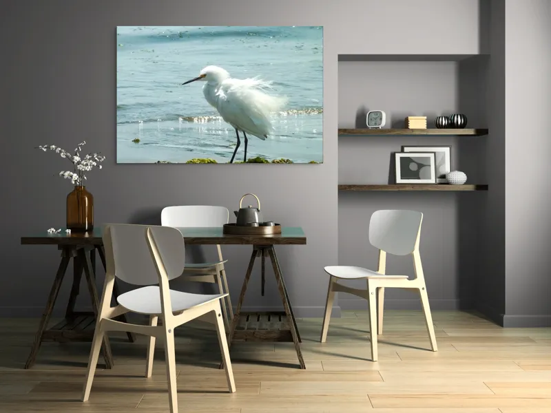 Tablou Canvas, "Egreta pe malul mării albastre", Pasăre, Plajă, Apă, Valuri, Alge, Reflecții, Pene, Bețele, Ocean, Lumină, 150 x 100 cm – poza 5