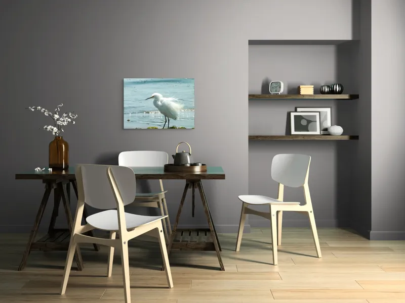 Tablou Canvas, "Egreta pe malul mării albastre", Pasăre, Plajă, Apă, Valuri, Alge, Reflecții, Pene, Bețele, Ocean, Lumină, 70 x 50 cm – poza 5