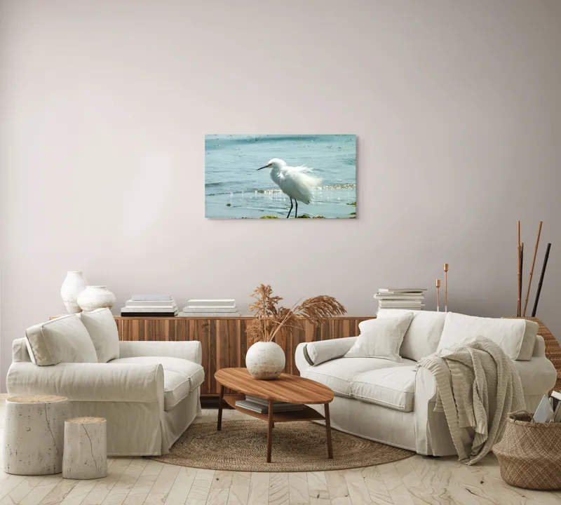 Tablou Canvas, "Egreta pe malul mării albastre", Pasăre, Plajă, Apă, Valuri, Alge, Reflecții, Pene, Bețele, Ocean, Lumină, 90 x 50 cm – poza 4