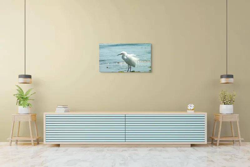 Tablou Canvas, "Egreta pe malul mării albastre", Pasăre, Plajă, Apă, Valuri, Alge, Reflecții, Pene, Bețele, Ocean, Lumină, 90 x 50 cm – poza 5