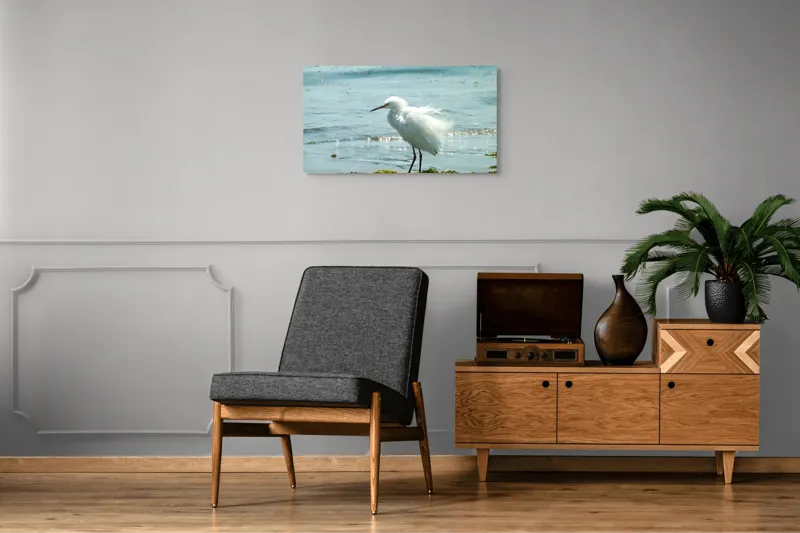 Tablou Canvas, "Egreta pe malul mării albastre", Pasăre, Plajă, Apă, Valuri, Alge, Reflecții, Pene, Bețele, Ocean, Lumină, 90 x 50 cm – poza 6